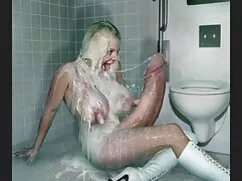 Yatakta sıkılmış gerçek türk porno filmleri tatlı kız Emmy solo